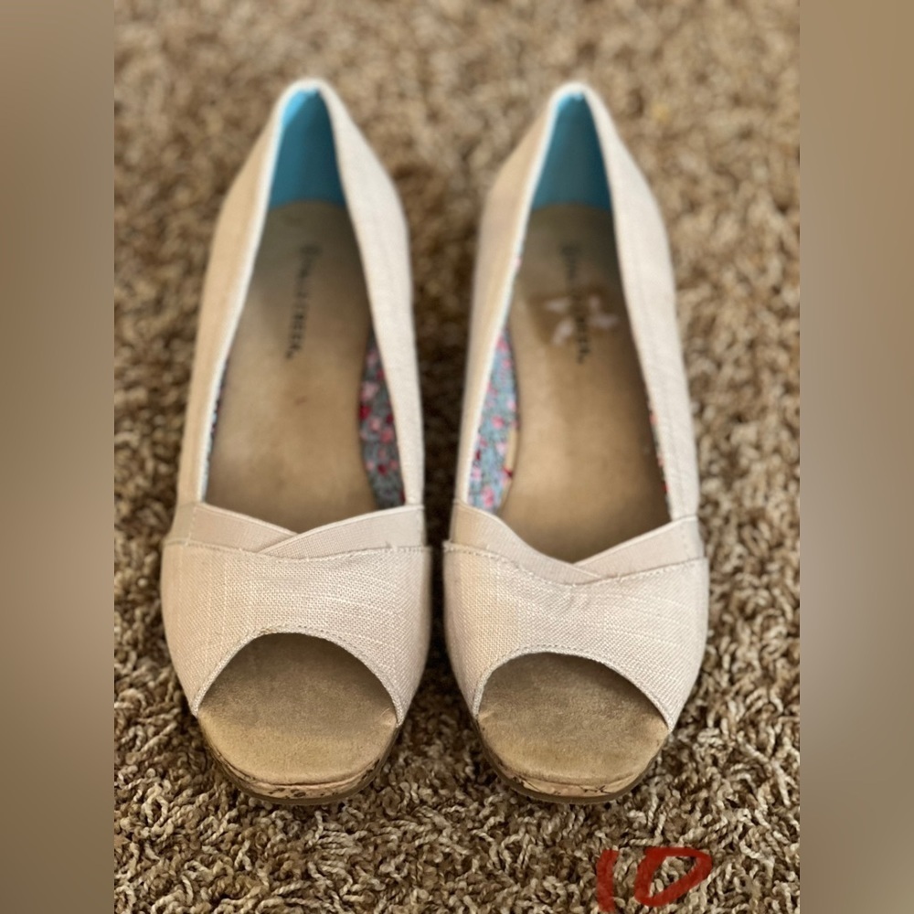 LADIES SZ 10 ANTIQUE WHITE SLIP ONS